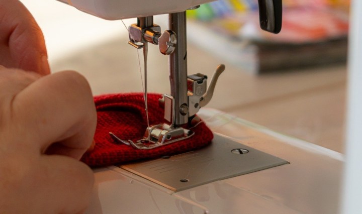 จักรเย็บผ้าไฟฟ้า กระเป๋าหิ้ว “Singer - Brother” เหมาะสำหรับแม่บ้าน