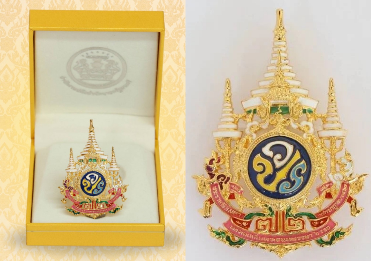 เข็มที่ระลึกตราสัญลักษณ์งานเฉลิมพระเกียรติพระบาทสมเด็จพระเจ้าอยู่หัว