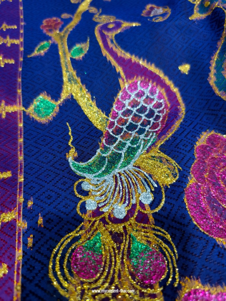 ผ้าไหมสุรินทร์ มัดหมี่ 6 ตะกอ เขียนทอง ทอลายนกยูง สัตว์มงคลตามตำนาน