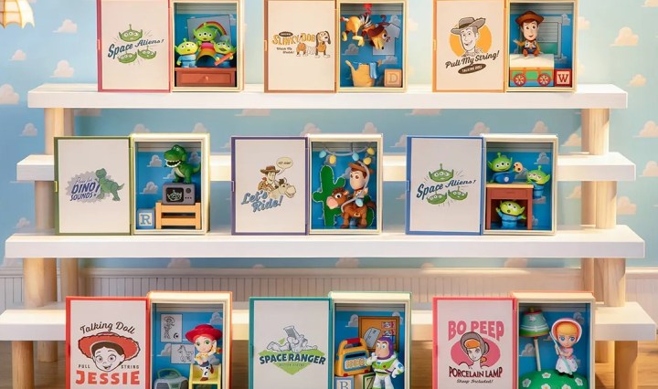 POP MART x 𝗧𝗼𝘆 𝗦𝘁𝗼𝗿𝘆 : 𝗔𝗻𝗱𝘆’𝘀 𝗥𝗼𝗼𝗺 𝗦𝗲𝗿𝗶𝗲𝘀 𝗦𝗰𝗲𝗻𝗲 𝗦𝗲𝘁𝘀 กล่องสุ่ม จุ่มละ 380 บาท