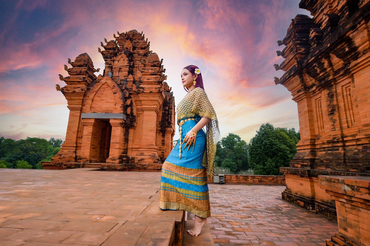 รู้จักชุดไทยทั้ง 9 แบบ ที่ใช้ในโอกาสงานแต่งงาน และใส่ไปวัดทำบุญ