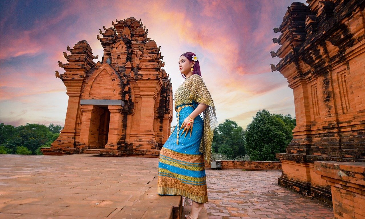 รู้จักชุดไทยทั้ง 9 แบบ ที่ใช้ในโอกาสงานแต่งงาน และใส่ไปวัดทำบุญ