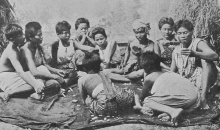 ทาสเป็นชนชั้นที่ใช้แรงงาน แรงกาย เพื่อแลกมาด้วยการเลี้ยงดู อยู่ในชนชั้นล่างสุดของสังคมไทย ถือว่าเป็นกลุ่มที่มีฐานะยากจน และเป็นสังหาริมทรัพย์อย่างหนึ่งที่มีราคา ยกให้กันได้ โดยประเทศไทยมีการเลิกทาสมาเกือบ 150 ปี เพื่อยกระดับสิทธิความเป็นมนุษย์