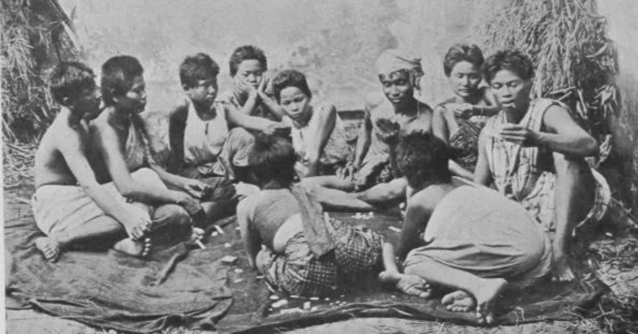 ทาสเป็นชนชั้นที่ใช้แรงงาน แรงกาย เพื่อแลกมาด้วยการเลี้ยงดู อยู่ในชนชั้นล่างสุดของสังคมไทย ถือว่าเป็นกลุ่มที่มีฐานะยากจน และเป็นสังหาริมทรัพย์อย่างหนึ่งที่มีราคา ยกให้กันได้ โดยประเทศไทยมีการเลิกทาสมาเกือบ 150 ปี เพื่อยกระดับสิทธิความเป็นมนุษย์