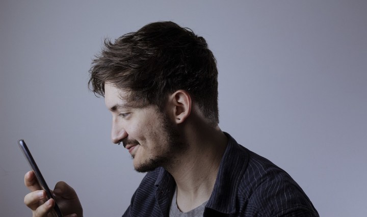 5 เหตุผลว่าทำไมไม่ควรซื้อ “ฟิล์มกระจกราคาถูก” มาติดโทรศัพท์ iPhone, Samsung, OPPO ระดับเรือธง