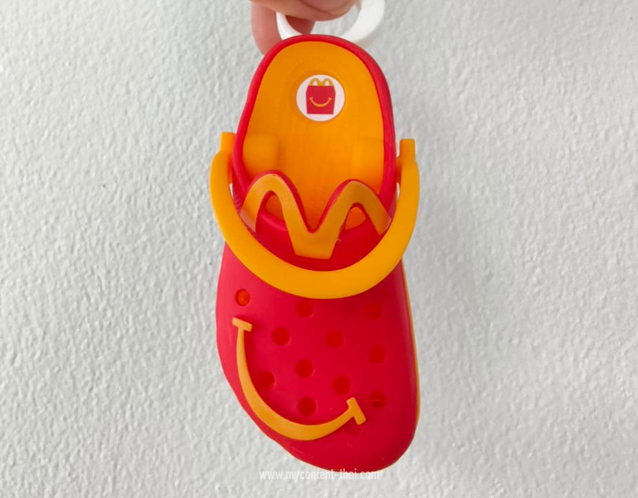 เริ่มแจกแล้วของเล่น McDonald พวงกุญแจรองเท้า Crocs ในชุดแฮปปี้มีล 119 บาท