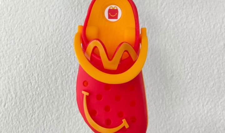 เริ่มแจกแล้วของเล่น McDonald พวงกุญแจรองเท้า Crocs ในชุดแฮปปี้มีล 119 บาท