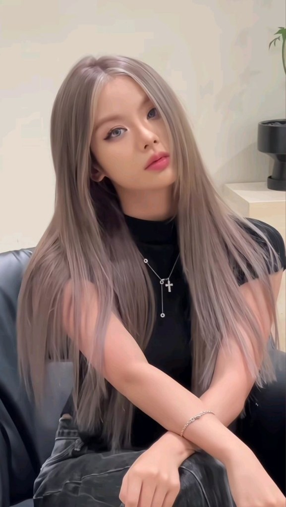 สีผมหน้าสว่าง : เทาหม่นเงิน Silver Ash