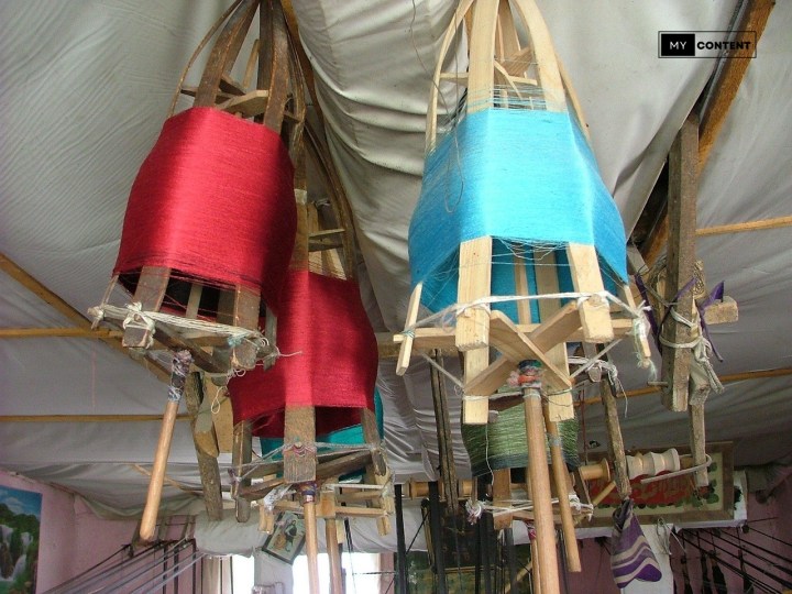 ผ้าไหมที่ทอด้วยสีธรรมชาติ มีอายุเก็บรักษาได้กี่ปี?