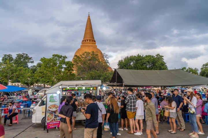 10 จุดพักนครปฐม – เมืองกาญจน์ ที่ไม่ควรพลาด ศูนย์อาหารหน้าพระปฐมเจดีย์