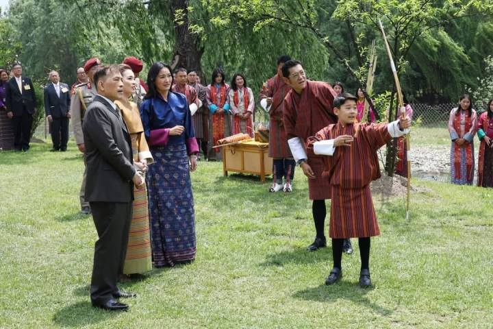 ภาพประทับใจในหลวง ร.10 และพระราชินี ทรงขับเครื่องบินเสด็จพระราชดำเนินเยือนภูฏาน