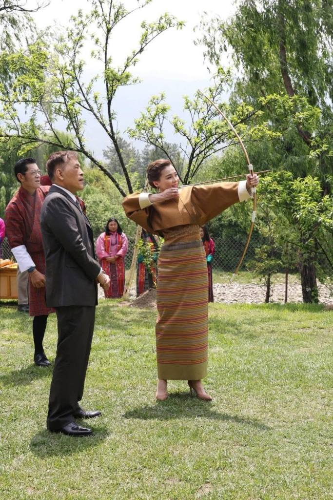 ภาพประทับใจในหลวง ร.10 และพระราชินี ทรงขับเครื่องบินเสด็จพระราชดำเนินเยือนภูฏาน