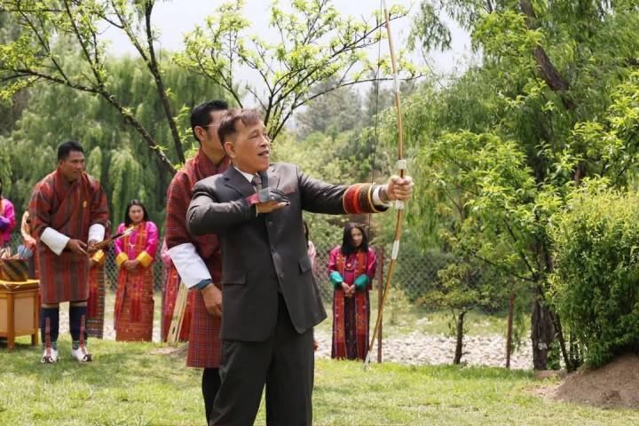 ภาพประทับใจในหลวง ร.10 และพระราชินี ทรงขับเครื่องบินเสด็จพระราชดำเนินเยือนภูฏาน