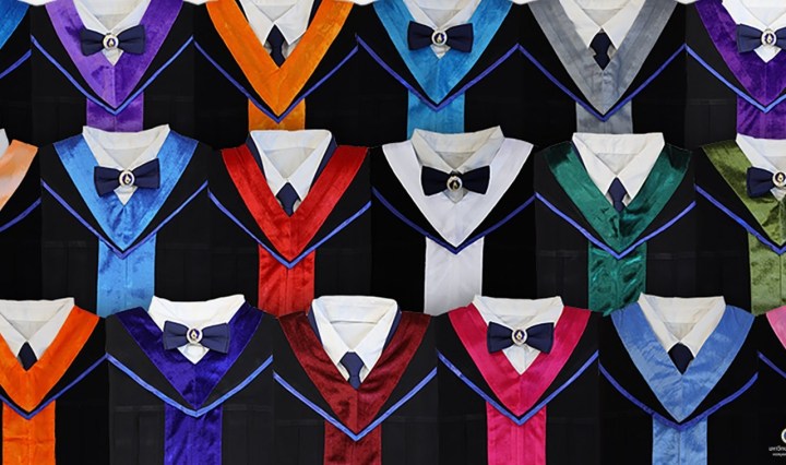 ชุดครุยมหิดลแต่ละคณะ แถบสีอะไร