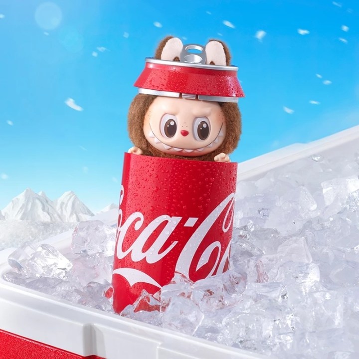 เป็นเจ้าของลาบูบู้ โคคาโคล่า POP MART THE MONSTERS COCA-COLA ราคาแบรนด์ 850 บ.