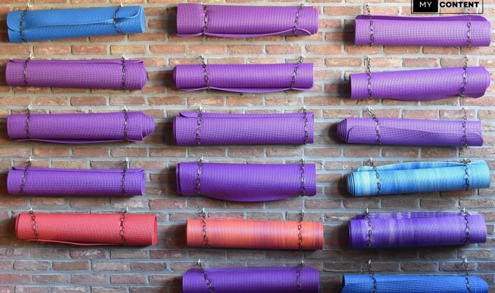 เสื่อโยคะ TPE กับ PVC ต่างกันอย่างไร? เลือกแบบไหนดีให้เหมาะกับร่างกายและการใช้งาน