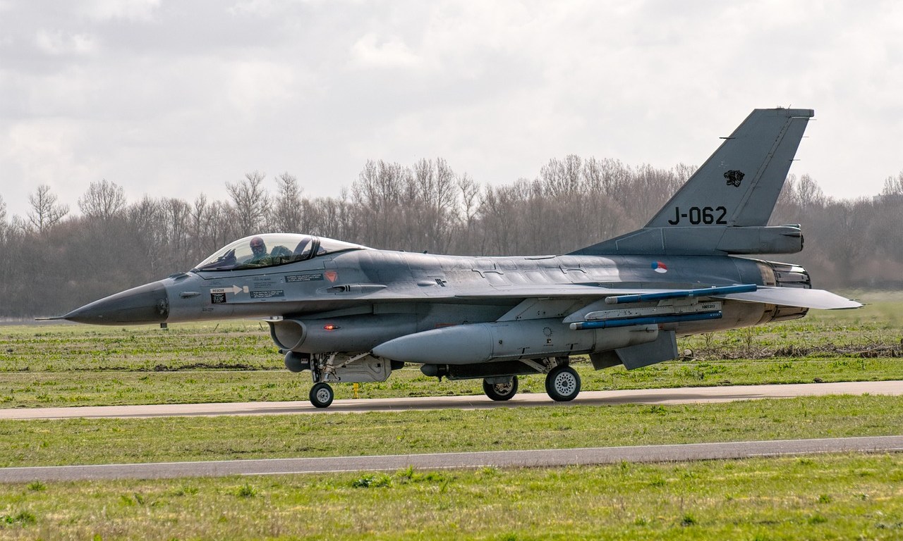 รู้จักเครื่องบินรบ JAS 39 Gripen: ราคาเท่าไหร่ เทียบกับ F-16 รุ่นไหนคุ้มกว่า?