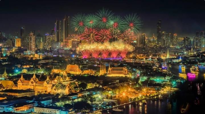 ถนนราชดำเนิน ดูไฟราชดําเนิน 2568 และรอบเกาะรัตนโกสินทร์