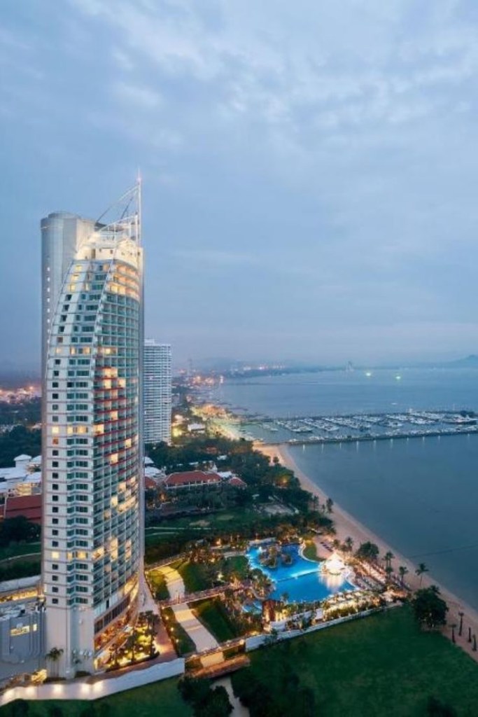 จองโรงแรมดูพลุพัทยาที่ Movenpick Siam Hotel Na Jomtien