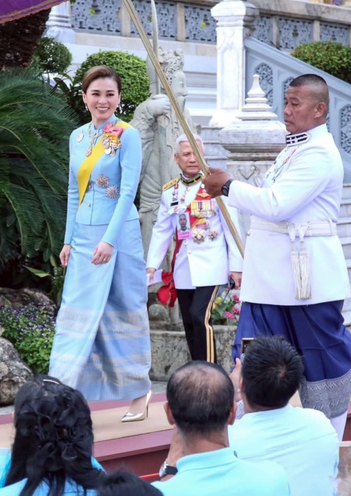 ฝันเห็นพระราชินี มีความหมายว่าอย่างไร